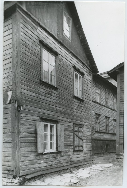 Tallinn. Vana puuhoone Väike-Kompassi t. 8