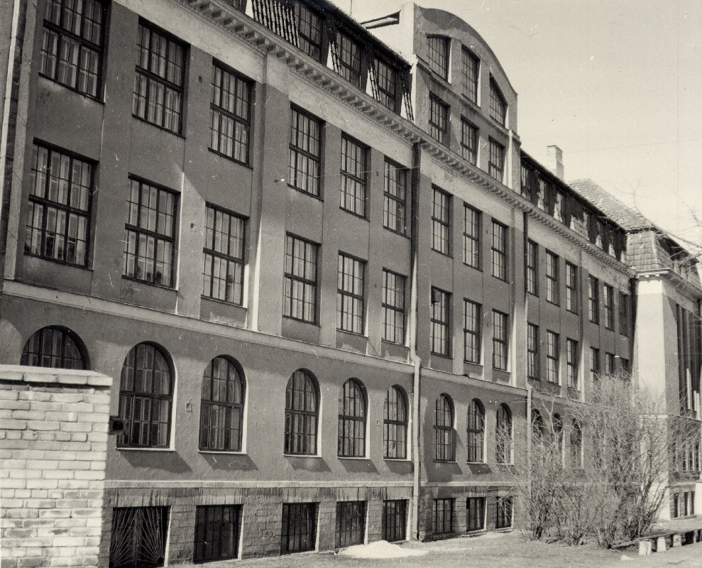 Iron tn primary school in Tallinn. Architect Artur Perna. Photo from Leo Gens