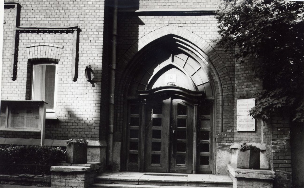 Home Tõnismägi 10 portal in Tallinn (arh. Konstantin Wilcken, 1888). Photos from Leo Gens