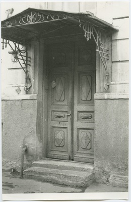 Tallinn. Tartu mnt 37 hoone välisuks varikatusega  duplicate photo