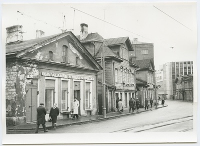 Tallinn. Hooned Tartu mnt 10 ("Odav väljamüük") Tartu mnt 8 ("Foto")  duplicate photo