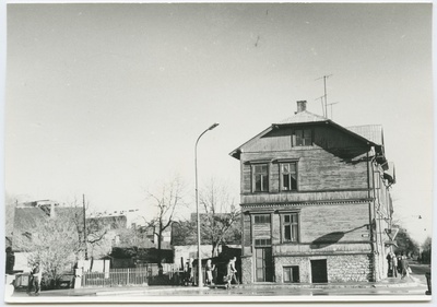 Tallinn. Kahekordne puumaja Gogoli 1. Vaade Lomonossovi tänavalt Kadrioru suunas  duplicate photo