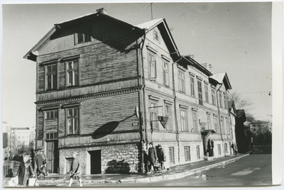 Tallinn. Kahekordne puumaja Gogoli 1. Vaade Gogoli ja Lomonossovi nurgalt Kadrioru suunas  duplicate photo