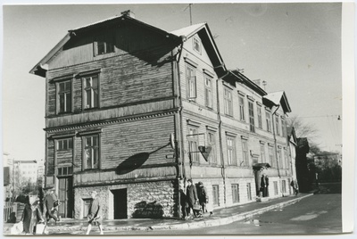 Tallinn. Kahekordne puumaja Gogoli 1. Vaade Gogoli ja Lomonossovi nurgalt Kadrioru suunas  duplicate photo