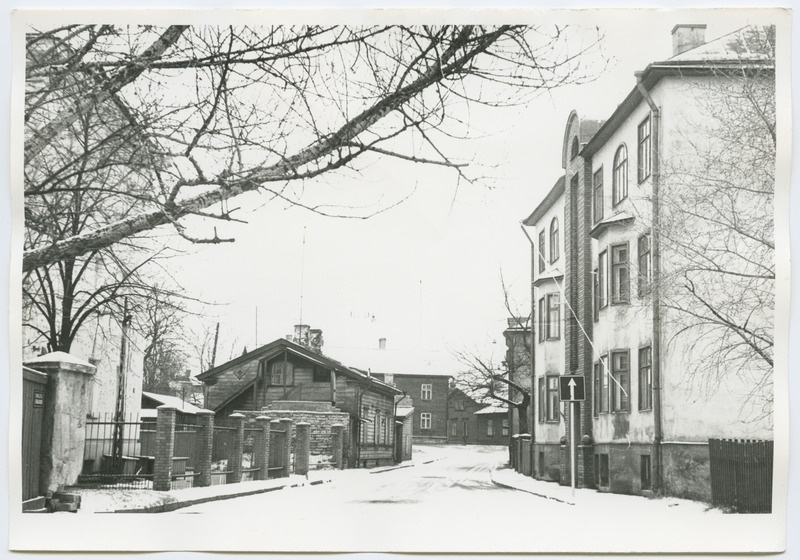 Tallinn. Uus-Tatari tänava vaade Invaliidi t. nurgalt Ravi t. suunas, paremal maja nr. 19