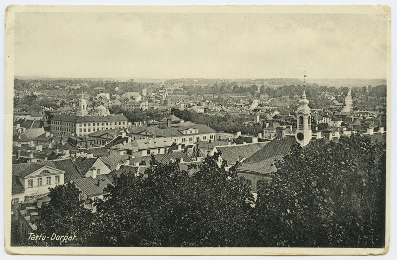 Tartu, vaade kesklinnale Toomemäelt, esiplaanil Raekoda.