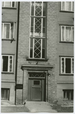 Kolmekordne kivitrepikojaga puumaja Gogoli tänav 19, hoone välisuks ja trepikoda.  duplicate photo