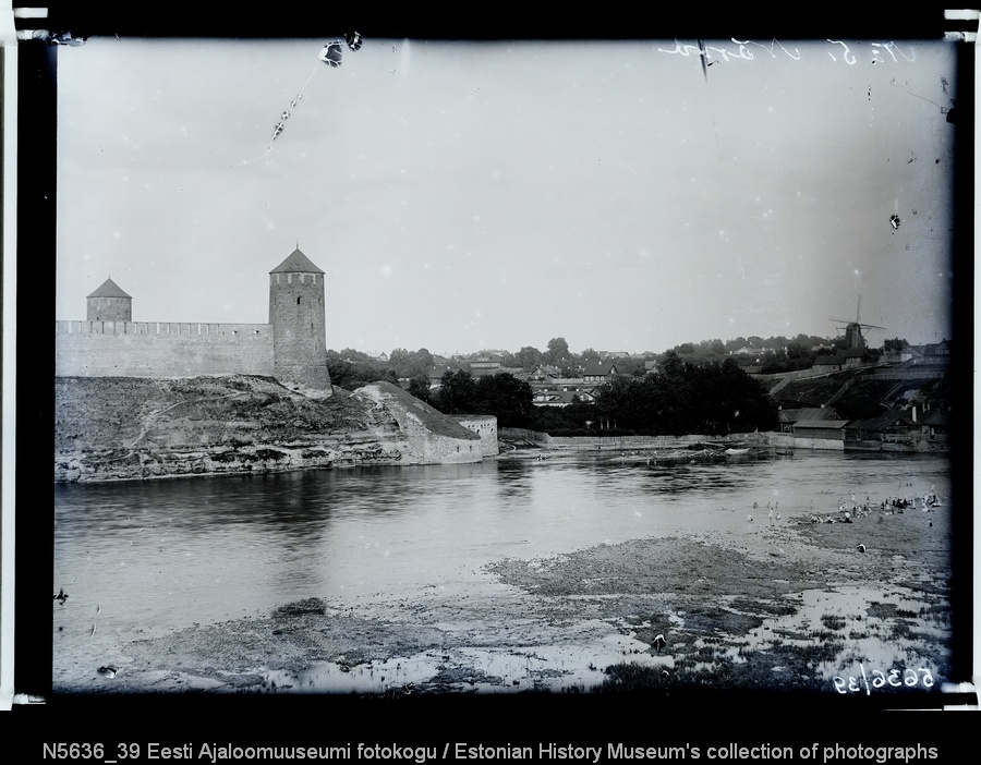 Narva jõgi kindluste kohal