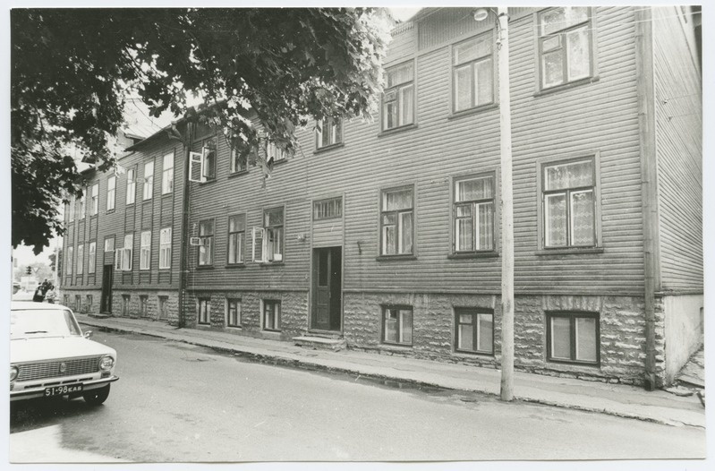 Peeter Süda tänav 14 ja 16 kahekordsed puuhooned.