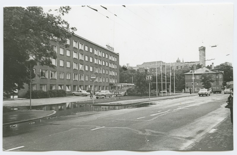 Paldiski maantee ja J. Gagarini puiestee nurk, vasakul hotell "Tallinn".