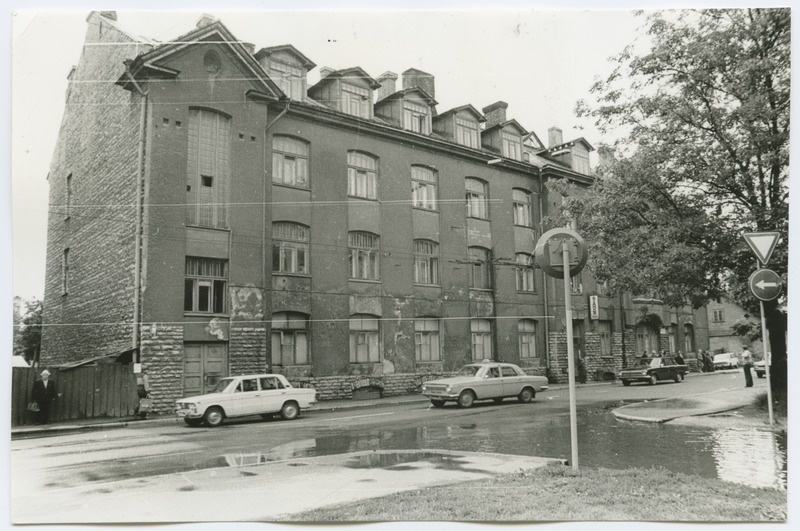 Kolmekordne kivihoone Paldiski maantee 3, vaade hotelli "Tallinn" poolt.