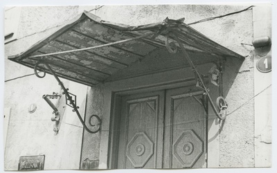 Tatari tänav 1, varikatus ukse kohal.  duplicate photo