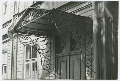 Metallkaunistustega varikatus Nõukogude ja J. Gagarini puiestee nurgal oleval majal.  duplicate photo