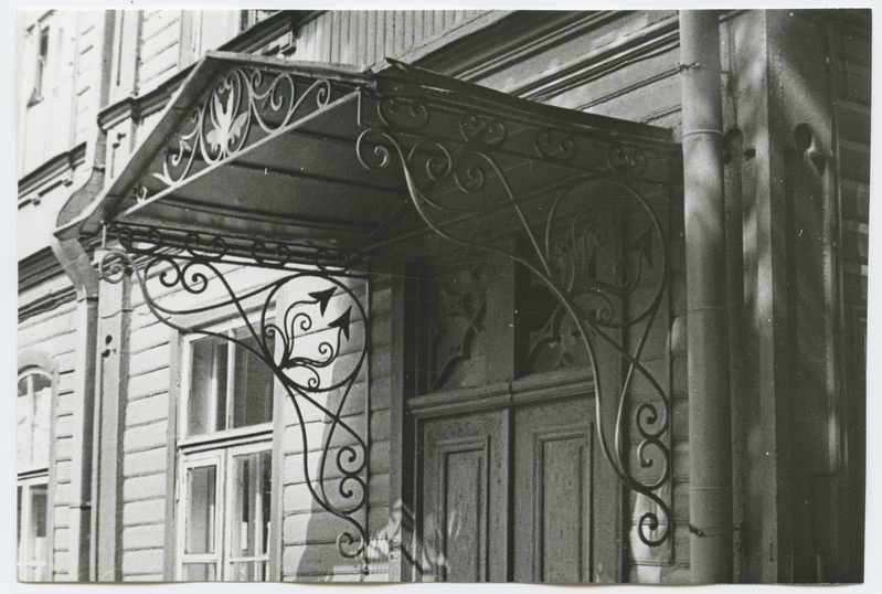 Metallkaunistustega varikatus Nõukogude ja J. Gagarini puiestee nurgal oleval majal.