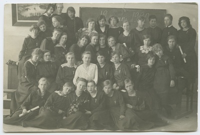 Tallinna Tütarlaste Kaubanduskooli lõpetajad.  duplicate photo