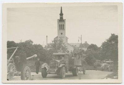 Punaarmee väeosad Tallinnas suundumas Toompealt Võidu väljakule.  duplicate photo