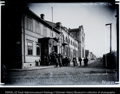 Karskusseltsi "Võitleja" (1908)  hoone Joala tänaval, ees kooliõpilasi.  similar photo
