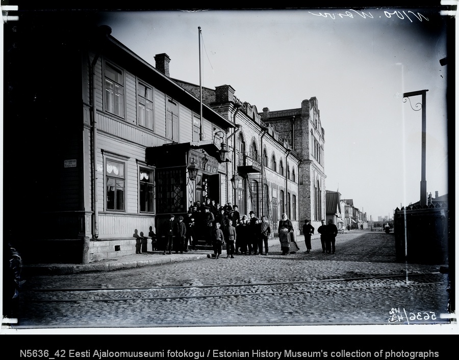 Karskusseltsi "Võitleja" (1908)  hoone Joala tänaval, ees kooliõpilasi.