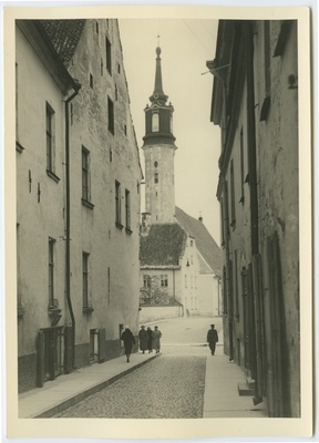 Narva Viru tänav, keskel Johannese kirik.  duplicate photo