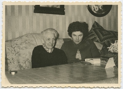 L. Rebenitzi kooli käsitööõpetaja Olga Pender koos noore sugulasega.  duplicate photo