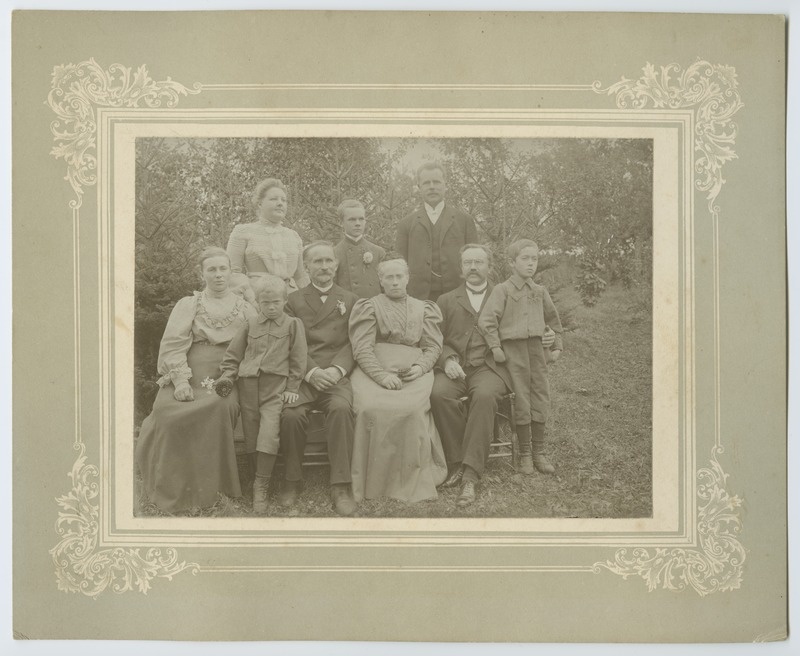 Grupifoto. Tagareas paremal Vigala kiriku õpetaja Moritz Maximilian Busch, tagareas vasakul proua Busch. Ees keskel Vigala mõisnik von Uexküll.