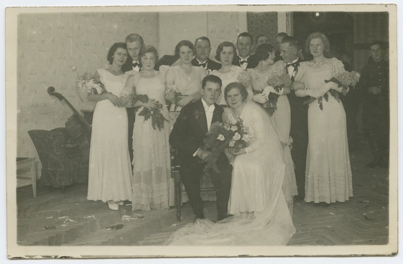 Pruutpaar pruutneitsite ja peiupoistega.