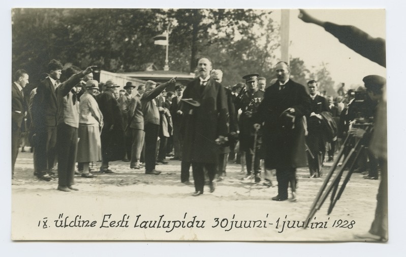 Eesti IX üldlaulupidu, keskel riigivanem Jaan Tõnisson.