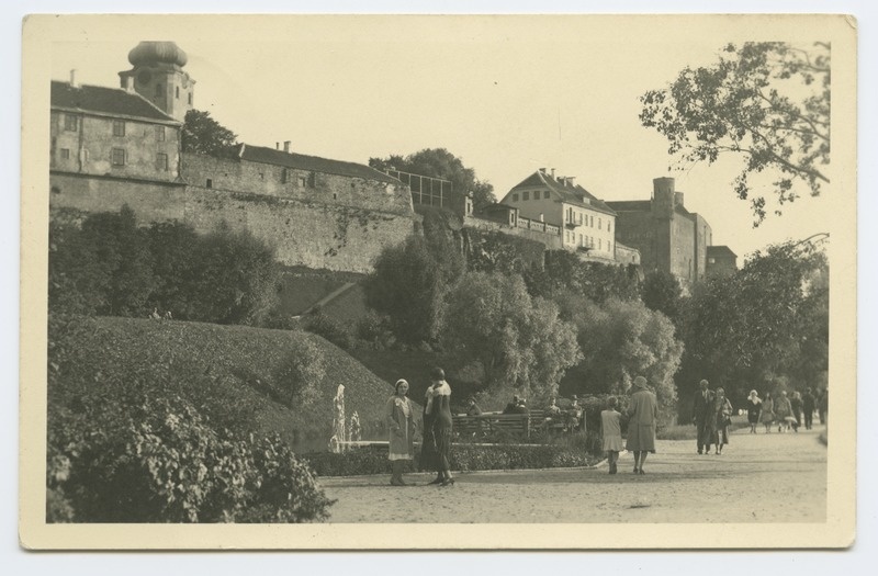 Tallinn. Toompea Schnelli tiigi purskkaevu juurest