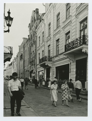 Pikk tänav "Maiasmoka" hoone ümbruses.  duplicate photo