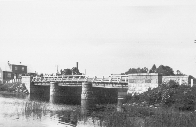 Locomotive on the Särevere Bridge