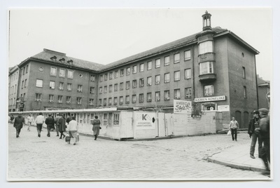 Putkade rivi Viru tänaval "Lembitu" hoone ees.  duplicate photo