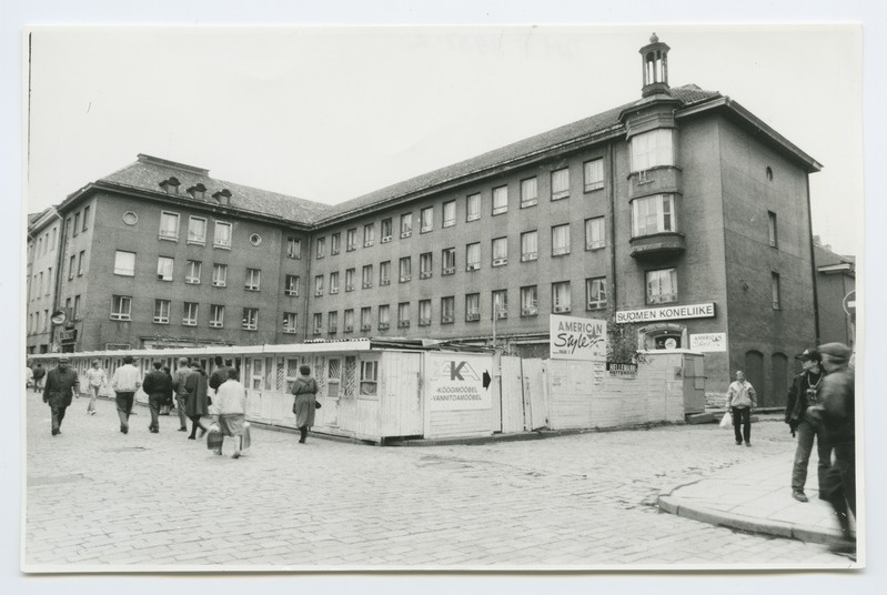 Putkade rivi Viru tänaval "Lembitu" hoone ees.