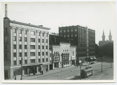 Vabaduse väljak, vaade "Palace" hotellile ja trammiteele selle ees.  duplicate photo