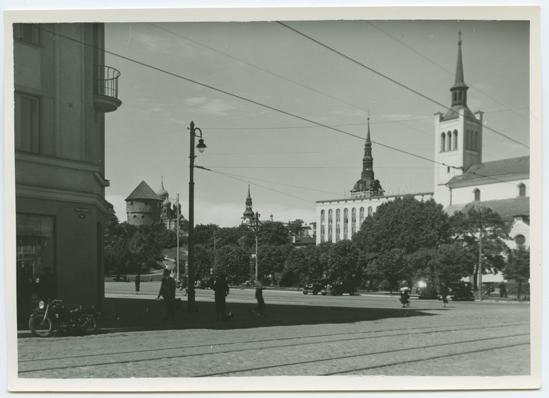 Vabaduse plats, vaade Pärnu mnt. nurgalt Jaani kirikule.