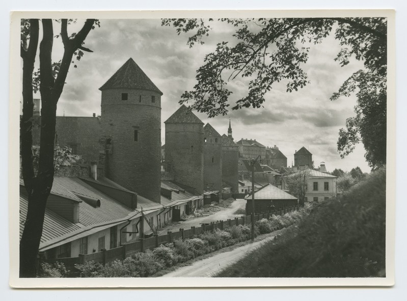 Linnamüüri tornid Tornide väljakul, vaade Toompea suunas.