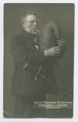 Torupilli Juhan Hiiumaalt koos oma pilliga, täisportree.  duplicate photo