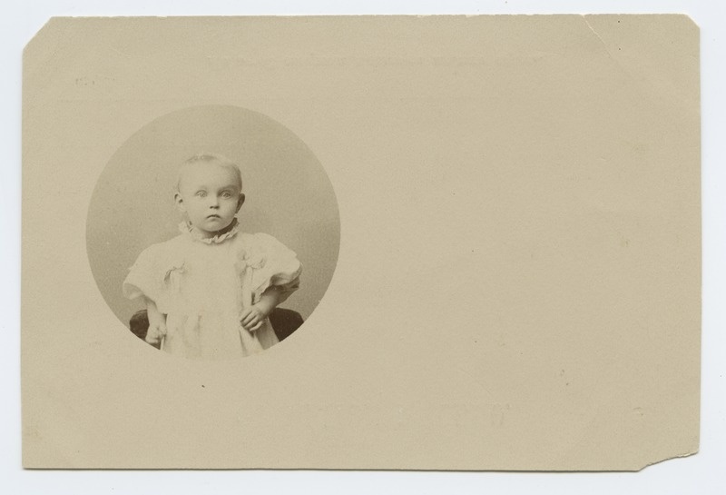 Postkaart, millel väikelapse ümmargune portree.
