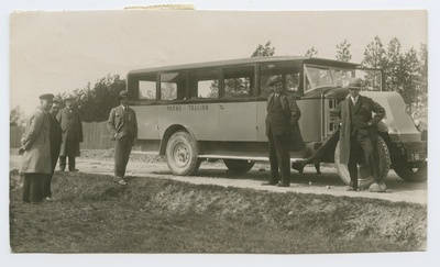 Pärnu-Tallinn omnibuss, grupp mehi seismas selle juures.  duplicate photo