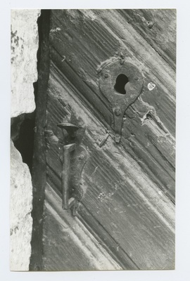 Püha Ristija Johannese kiriku ukse sulused.  duplicate photo