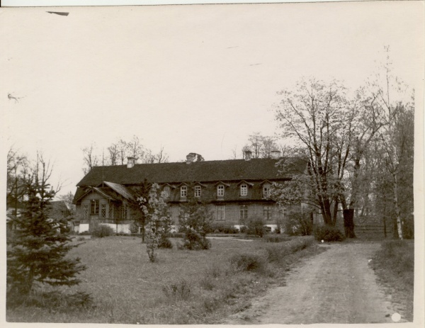 Photo, view of the old building of Särevere sovhoostehnikumi (manor house) in the 1960s.