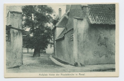 Püha Nikolai (Niguliste) kiriku hoov vaadatuna Rüütli tn. Taga keskel suur pärn. Pärn on alles, aga hooned hävinenud. Postkaart. Malerische Winkel im alten Reval.  duplicate photo