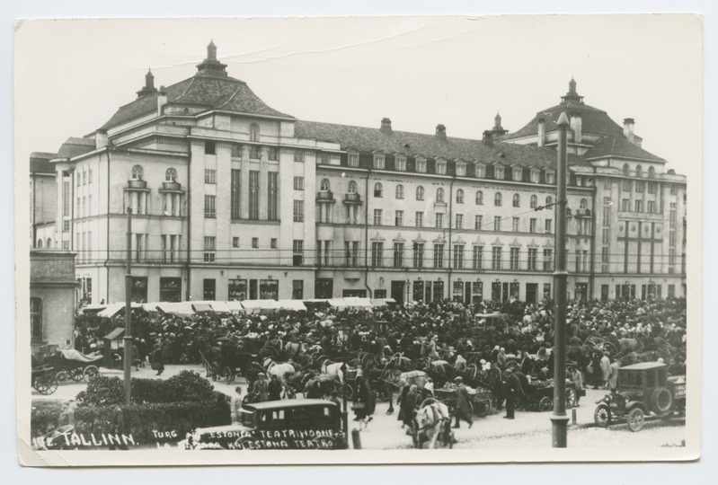 Vaade "Estonia" teatrile Pärnu mnt. poolt. Teatrihoone ees turuplats.