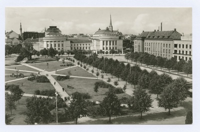 Vaade Estonia teatrile. Ees haljasala, paremal Teaduste Akadeemia hoone. Postkaart.  duplicate photo