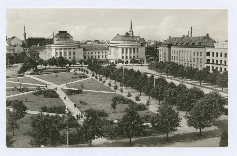 Vaade Estonia teatrile. Ees haljasala, paremal Teaduste Akadeemia hoone. Postkaart.