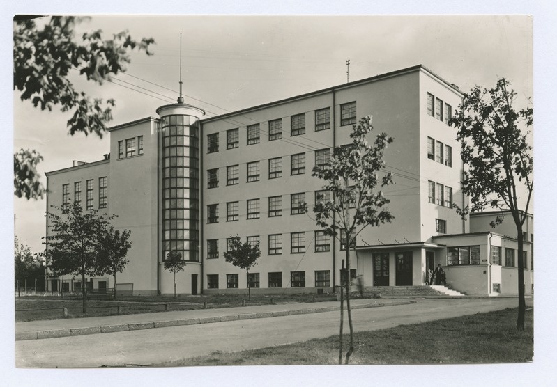 Vaade Tallinna 6. Keskkoolile. Postkaart.