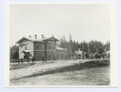 Vaade Tapa raudteejaamale, raudtee ääres hobusemehed vankritega.  duplicate photo