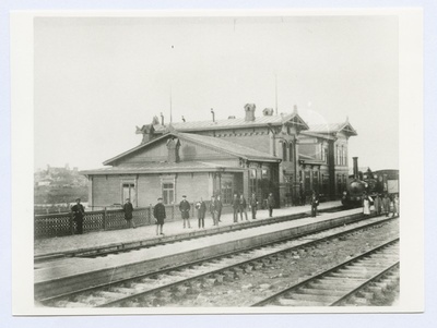 Rakvere raudteejaam, jaama ees seisab vedur.  duplicate photo