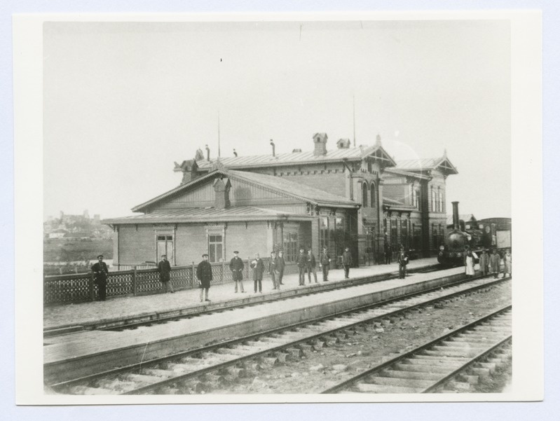Rakvere raudteejaam, jaama ees seisab vedur.