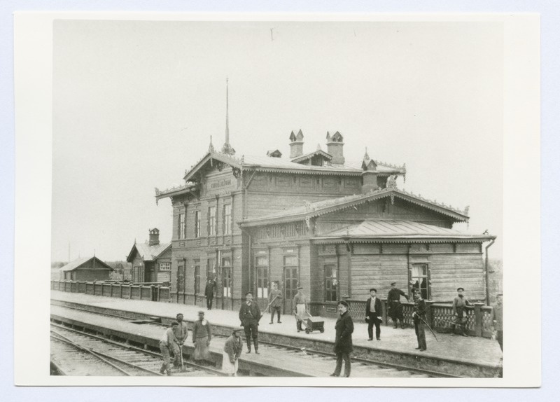 Vaade Vaivara raudteejaamale, jaama ees grupp inimesi, raudteel teetöölised.