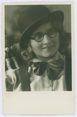 Lydia Tarem prillide ja kübaraga  duplicate photo